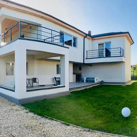 Casa De Oaspeti 2 Mai ゲストハウス 3*