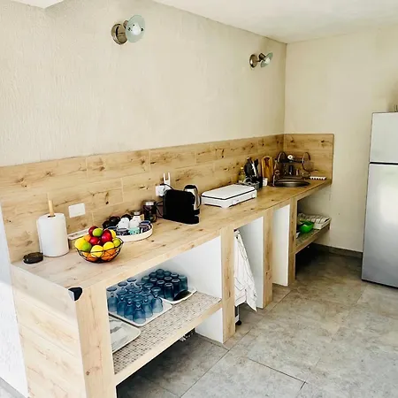 Casa De Oaspeti 2 Mai ゲストハウス